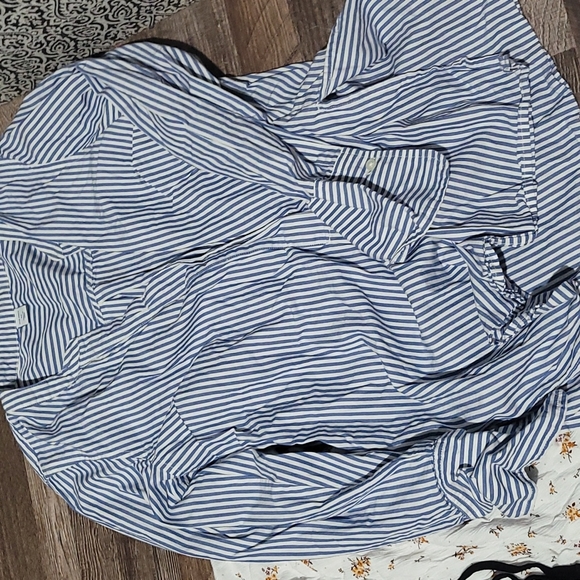 Three shorts & two tops bundle, perfect for cute summer outfits. - Picture 6 of 6